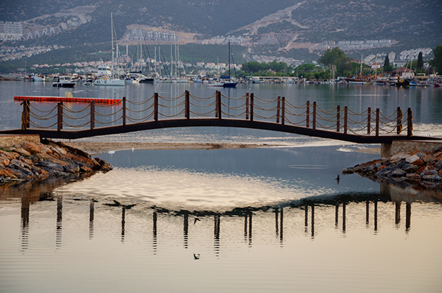 Bir Yaz Sabahı Gün Doğumunda Akbük Soğuksu Sahili ve Limanı