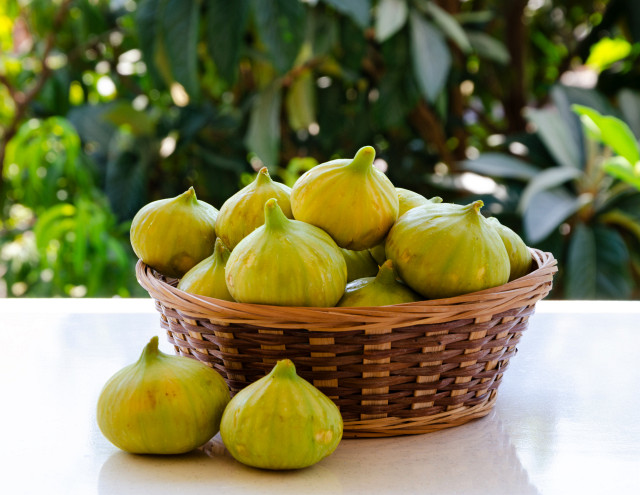 Yeni Toplanmış Sepette İncirler Arka Fonda Şeftali Ağacı Yaz Meyveleri