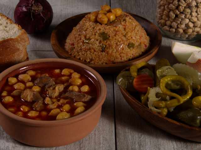 Güveçte Etli Nohut, Ahşap Tabakta Bulgur Pilavı ve Karışık Turşu Yatay Format 3