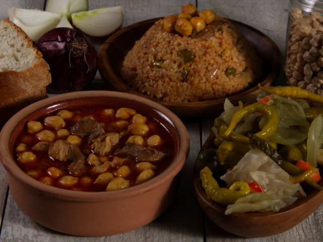 Güveçte Etli Nohut, Ahşap Tabakta Bulgur Pilavı ve Karışık Turşu Yatay Format 4