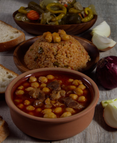 Güveçte Etli Nohut, Ahşap Tabakta Bulgur Pilavı ve Karışık Turşu Dikey Format