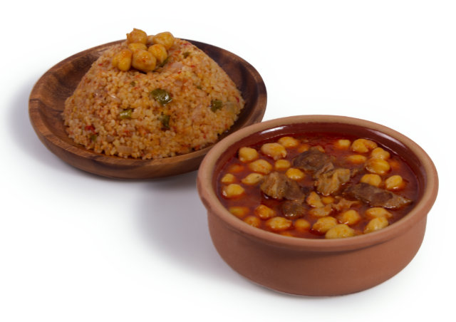 Etli nohut ve Bulgur Pilavı. Güveçte ve Ahşap Tabakta. Beyaz fon.